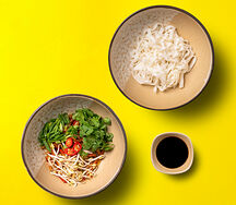 Вок с говядиной, рисовой лапшой и устричным соусом