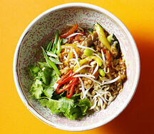 Вок с овощами, гречневой соба и соусом том ям