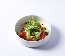 Салат Моцарелла с томатами и соусом песто