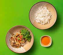 С морепродуктами, рисовой лапшой и соусом том ям