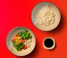 Вок с курицей, лапшой удон и устричным соусом