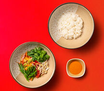 Вок с курицей, рисом и соусом том ям