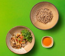 С морепродуктами, гречневой соба и соусом том ям