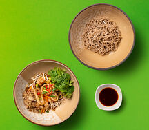 С морепродуктами, гречневой соба и соусом терияки