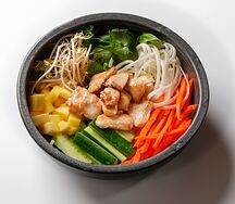 Теплый салат Фо чон га с курицей