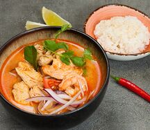 Том ям с курицей и креветками