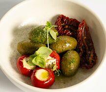 Оливки, пеперончино с сыром
