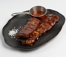 Свиные ребра гриль и соус BBQ