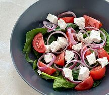 Салат с томатами и сыром фета