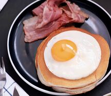 Панкейки с беконом и глазуньей