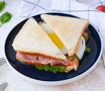 Сэндвич с яйцом и беконом