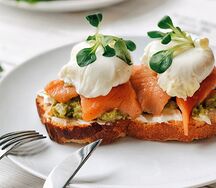 Бутерброд с лососем и авокадо