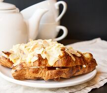 Круассан с кремом и миндалем