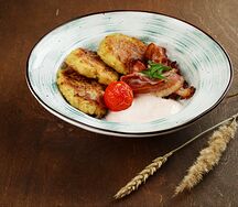 Картофельные драники с беконом и сметаной