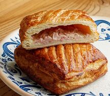 Панье с сыром и ветчиной 