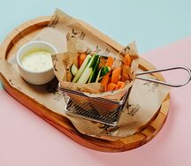 Овощные палочки с белым соусом