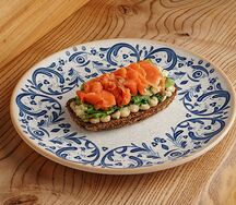 Брускетта скрэмбл, шпинат, лосось