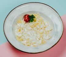 Макарошки-бантики в сливочном соусе с сыром