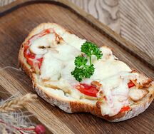 Запечённый тост с куриным филе