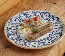 Холодец с квашеной капустой, горчицей и хреном