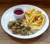Шведские фрикадельки с картофелем фри и клюквенным соусом