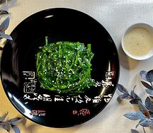 Салат Чука с ореховым соусом