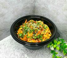 Лапша гречневая с курицей, овощами и соусом чили