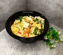 Лапша яичная в сливочном соусе со свининой и овощами