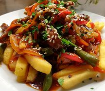 Картофель фри с курочкой в кисло-сладком соусе