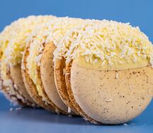 Десерт Macarons big кокос