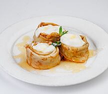 Блинчики с медом и сметаной