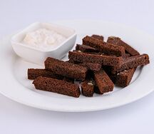 Чесночные гренки с соусом