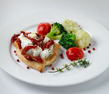 Куриная грудка с сыром фета и вялеными томатами