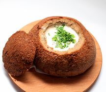 Грибной суп с копченостями в горячей булке