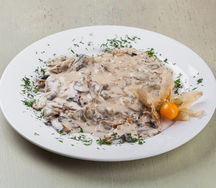 Свиная вырезка в соусе с грибами