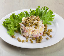 Салат Оливье с ветчиной