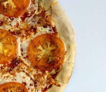 Пицца Маргарита на тонком тесте