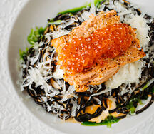 Чёрные спагетти с запечённым лососем