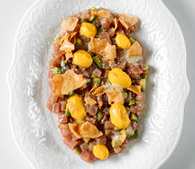 Тартар из тунца с маслянистым авокадо