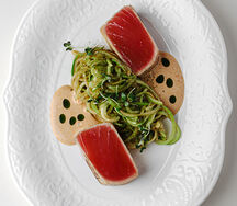 Стейк из тунца со спагетти из цукини