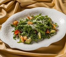 Инсалата ди Руккола с обжаренными креветками 