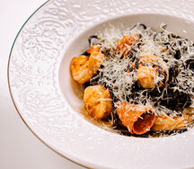 Чёрные спагетти с креветками и чоризо