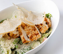 Большая порция салата цезарь с обжаренным цыплёнком