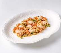 Большая порция тартара из лосося