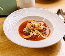 Томатный суп гаспачо с креветками и сыром страчателла