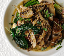 Нежный ягнёнок с припущенным шпинатом