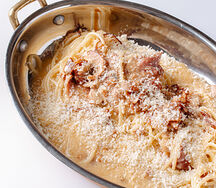 Спагетти карбонара в сливочном соусе с окороком