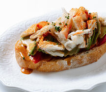 Брускетта с камчатским крабом