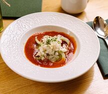 Томатный суп гаспачо с камчатским крабом и сыром страчателла