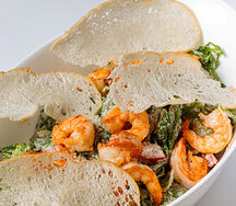 Большая порция салата цезарь с тигровыми креветками